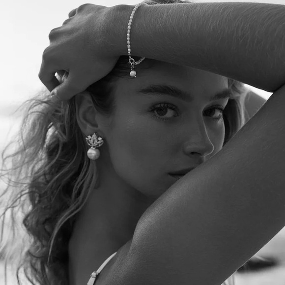 NWT Amélie George Crystal & Pearl Drop Earrings - Picture 2 of 12